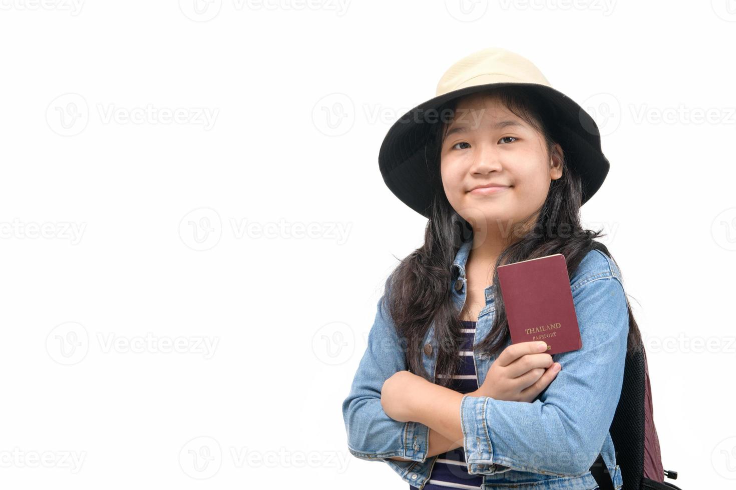 süß asiatisch Kind bereit zu Reise tragen ein Hut und halten ihr Reisepass isoliert auf Weiß Hintergrund, foto