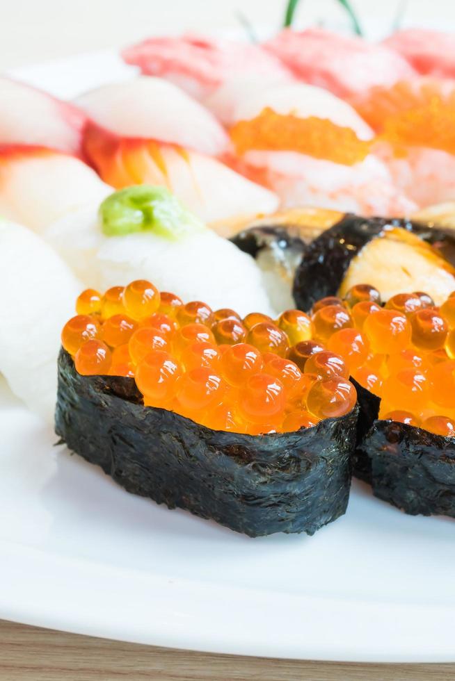 Sushi auf weißem Teller foto