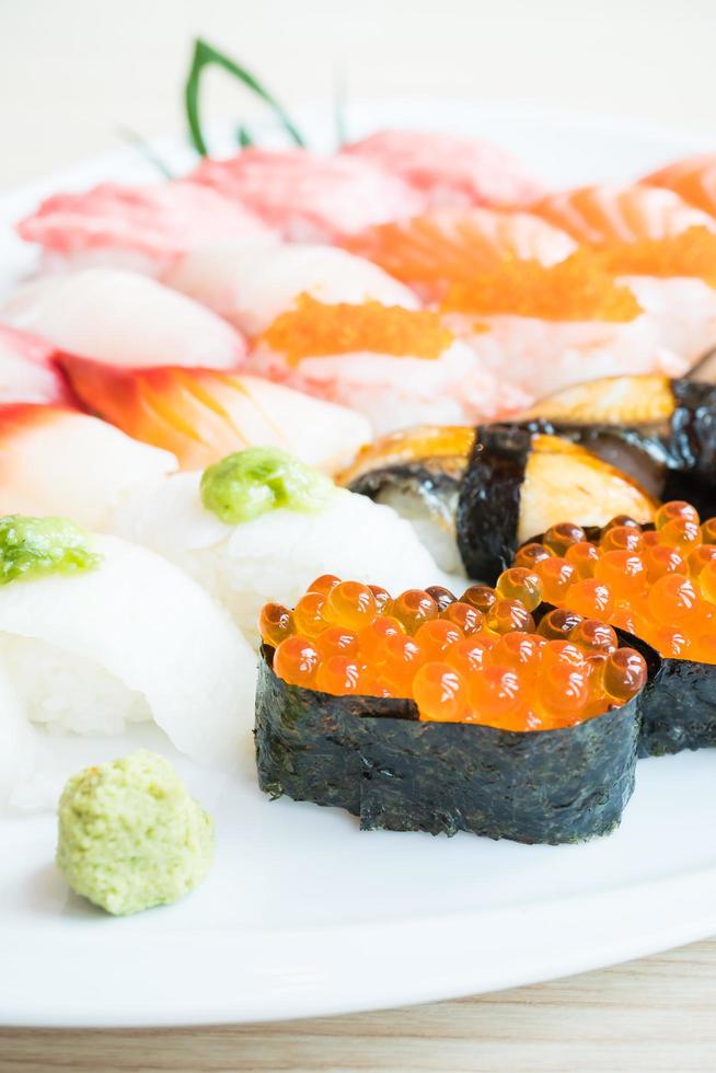 Sushi auf weißem Teller foto