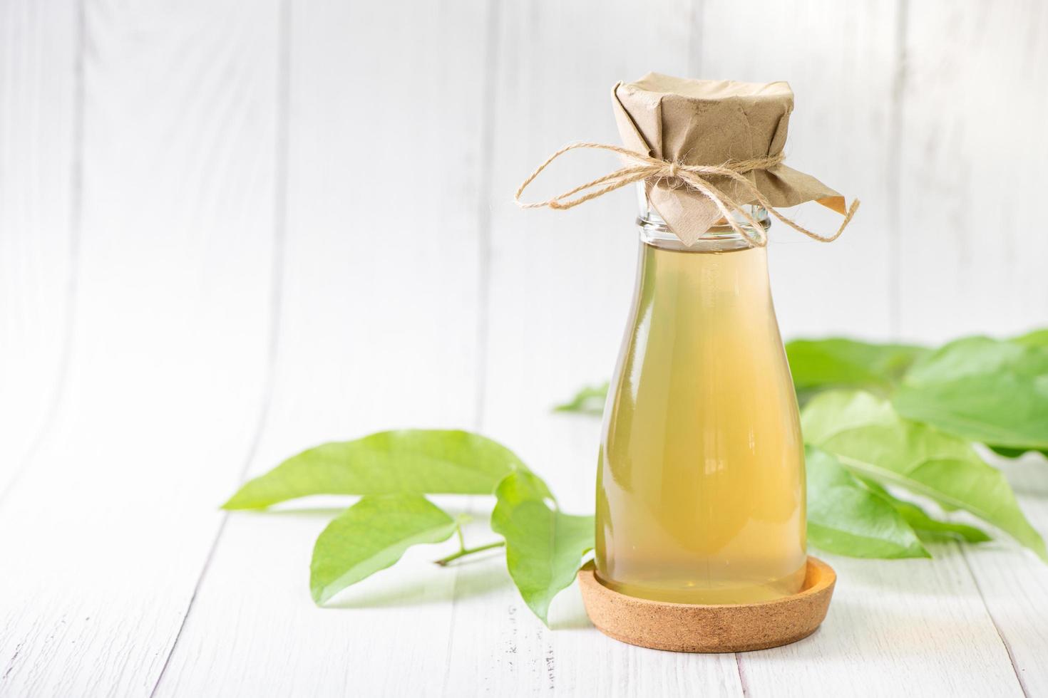 Kombucha Tee mit Tiliacora triandra oder Bambus Gras Blatt, Apfelwein fermentiert trinken. foto