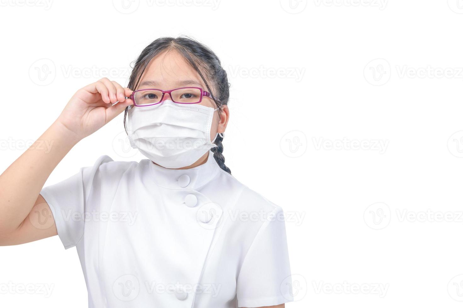 süß Mädchen Arzt tragen Maske und berühren auf ihr Auge Brille isoliert foto