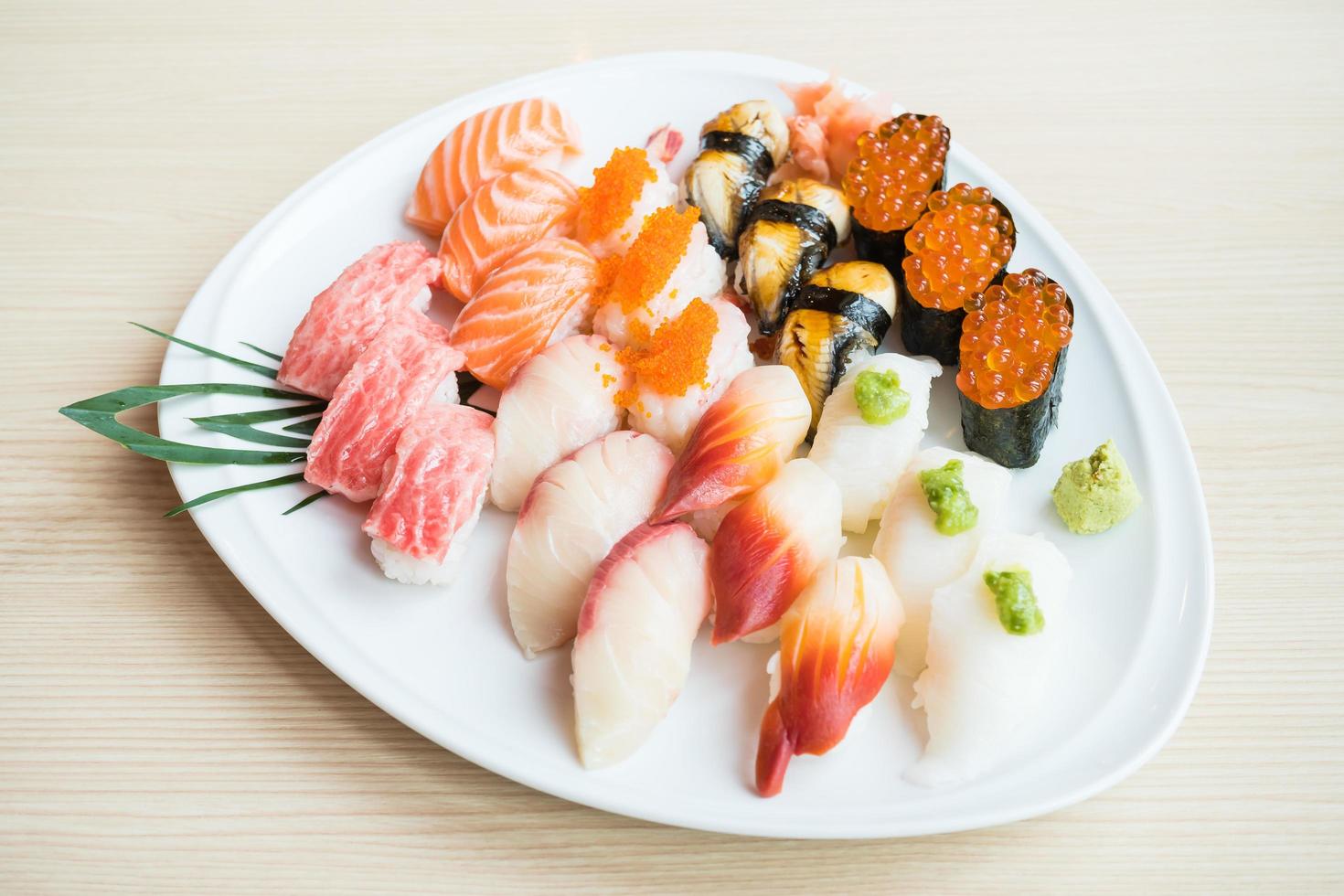 Sushi auf weißem Teller foto