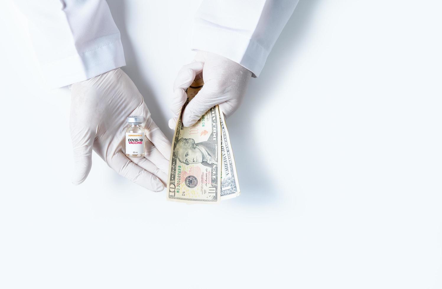 Wissenschaftler tragen Gummi Handschuhe Tragen covid-19 Impfstoff Flaschen und uns Dollar isoliert foto