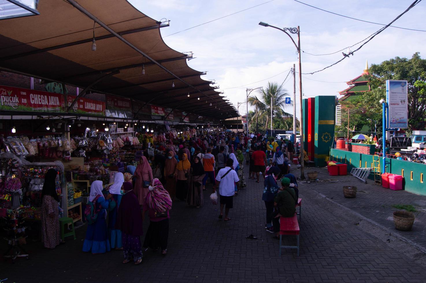 pasuruisch, Indonesien, 2022 - - Aussicht von das Atmosphäre von das Center von Souvenirs beim das Cheng ho Moschee Markt welche ist überfüllt mit Besucher foto