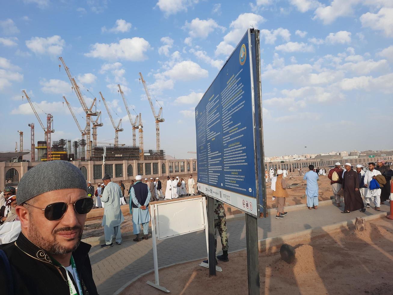 Medina, Saudi Arabien, dez 2022 - - ein Abend Aussicht von das jannat al-baqi Friedhof, gelegen etwas Entfernung von Masjid al Nabawi. foto