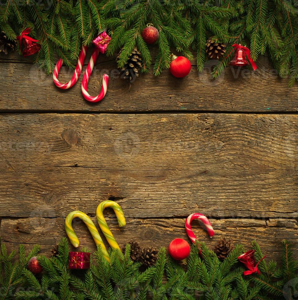 Weihnachten Rand mit Tanne Baum Geäst, Zapfen, Weihnachten Dekorationen und Süßigkeiten Stock foto