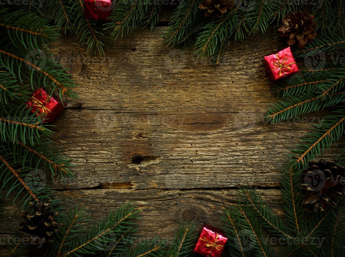 Weihnachten Baum Geäst mit Weihnachten Dekorationen auf hölzern Textur foto