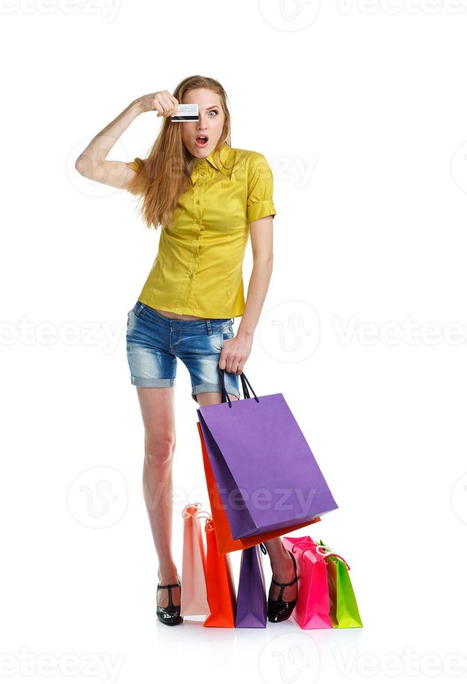 Shopaholic Frau mit Einkaufen Taschen und Anerkennung Karte Über Weiß foto