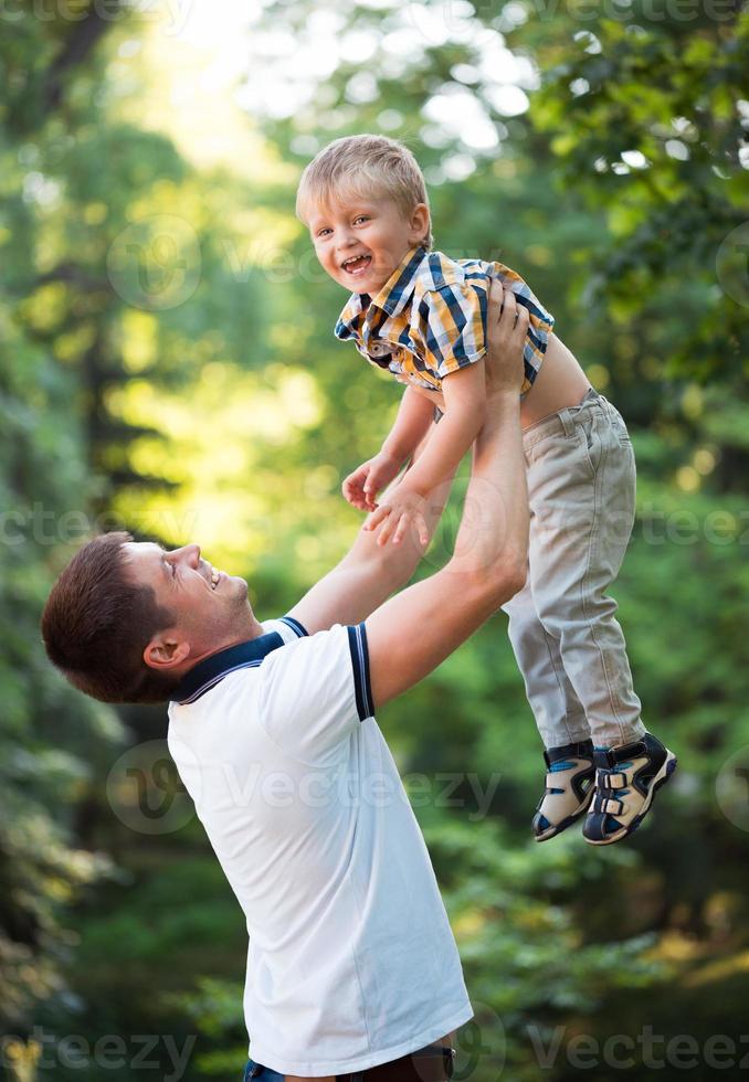 Vater und seine Baby Sohn haben Spaß im das Park draussen foto