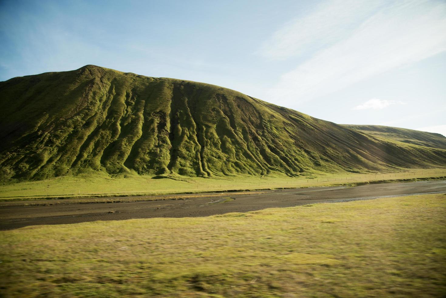 vulkanisch Landschaft mit Grün Berg. foto