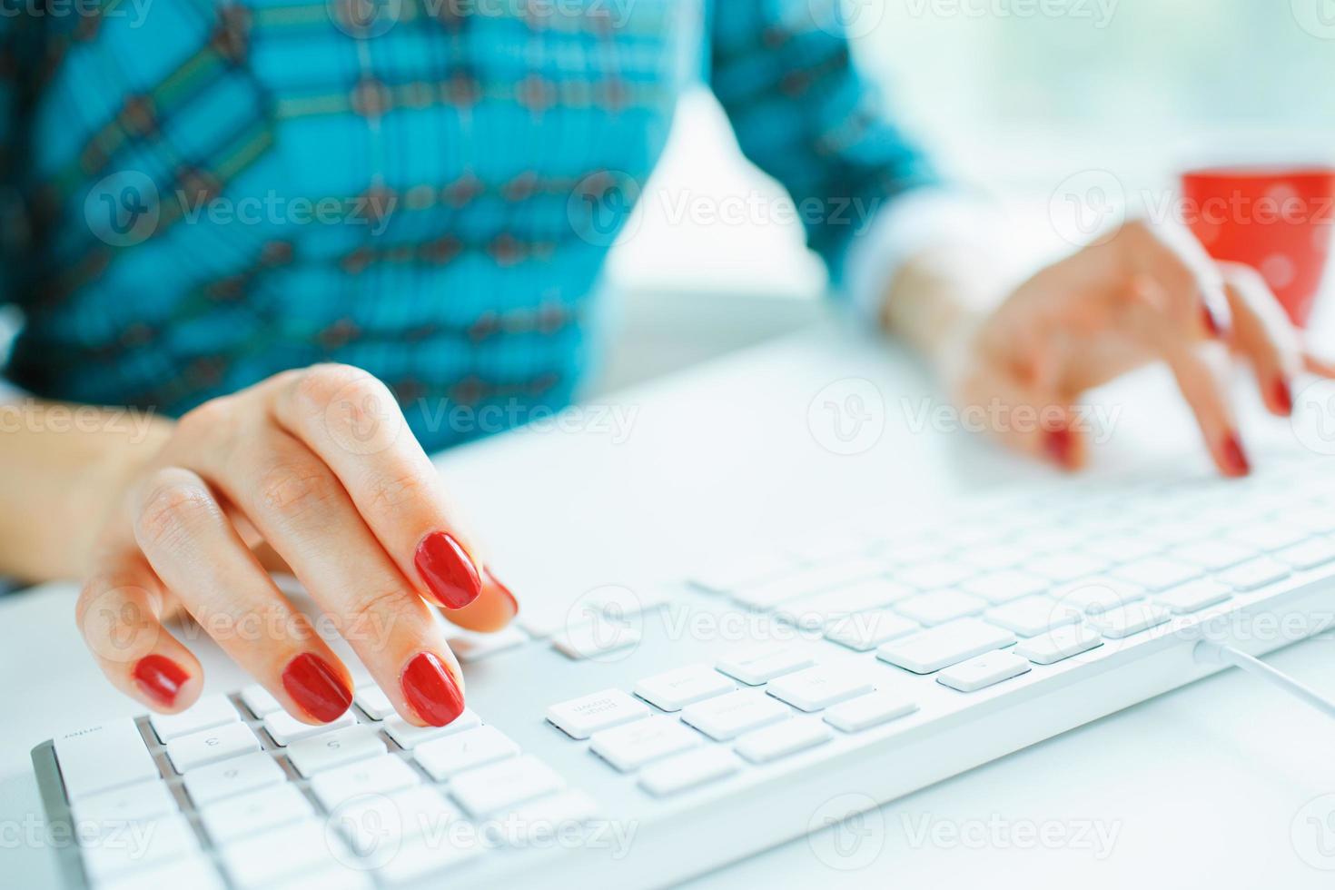 Frau Büro Arbeiter Tippen auf das Tastatur foto