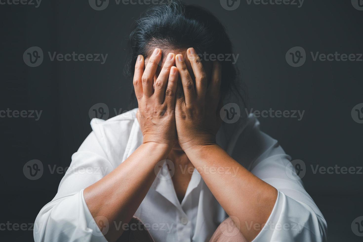 halt Gewalt gegen Frauen Konzept, International Damen Tag. weiblich Hand angehoben im Angst und halt Sexual- Belästigung. Frauen sind deprimiert durch Tyrannisieren und Missbrauch. Familie Drohung foto