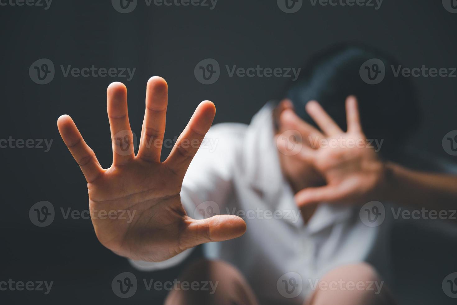 halt Gewalt gegen Frauen Konzept, International Damen Tag. weiblich Hand angehoben im Angst und halt Sexual- Belästigung. Frauen sind deprimiert durch Tyrannisieren und Missbrauch. Familie Drohung foto