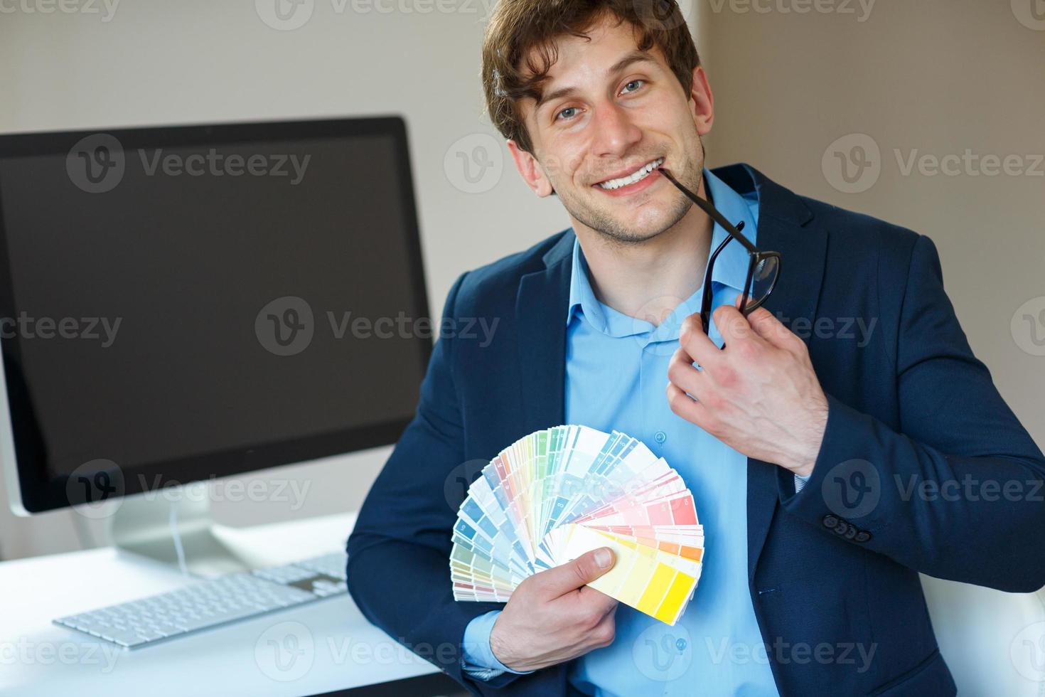 Mann suchen zu ein Farbe Farbe Palette beim Zuhause Büro foto