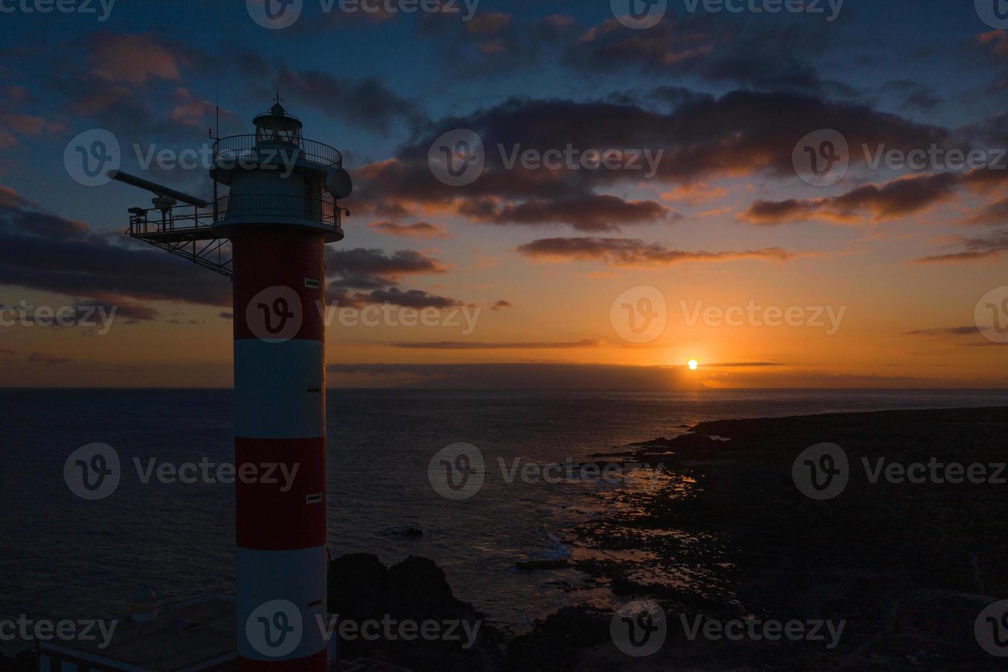 Leuchtturm Über das Sonnenuntergang foto