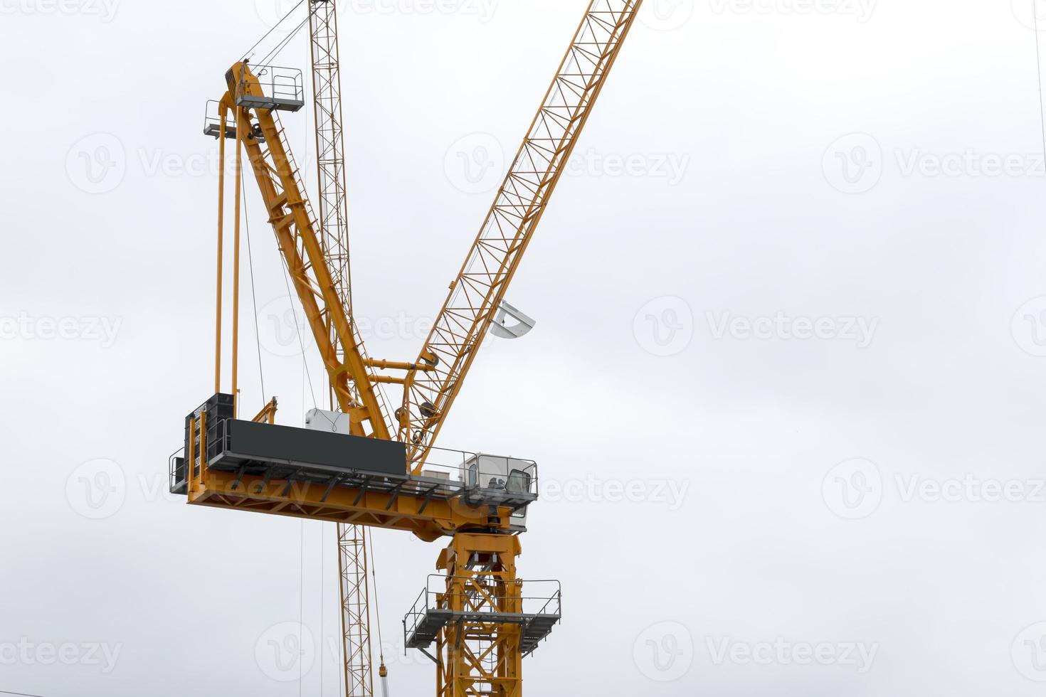 turmbaukran auf der hochbaustelle foto