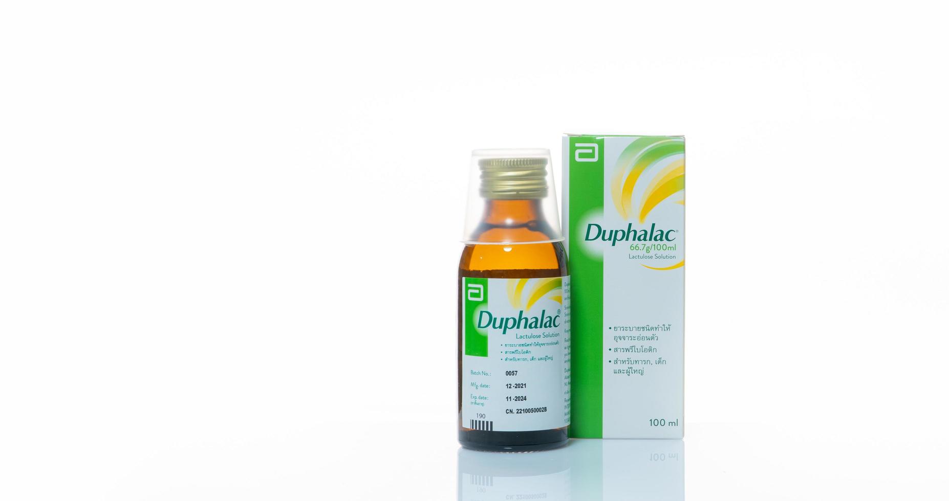 Chonburi, Thailand-Januar 30, 2023 duphalac Laktulose Lösung. Produkt von Abt Gesundheitswesen Produkte bv Medizin zum Behandlung Verstopfung, und hepatisch Enzephalopathie. duphalac im ein Glas Flasche. foto