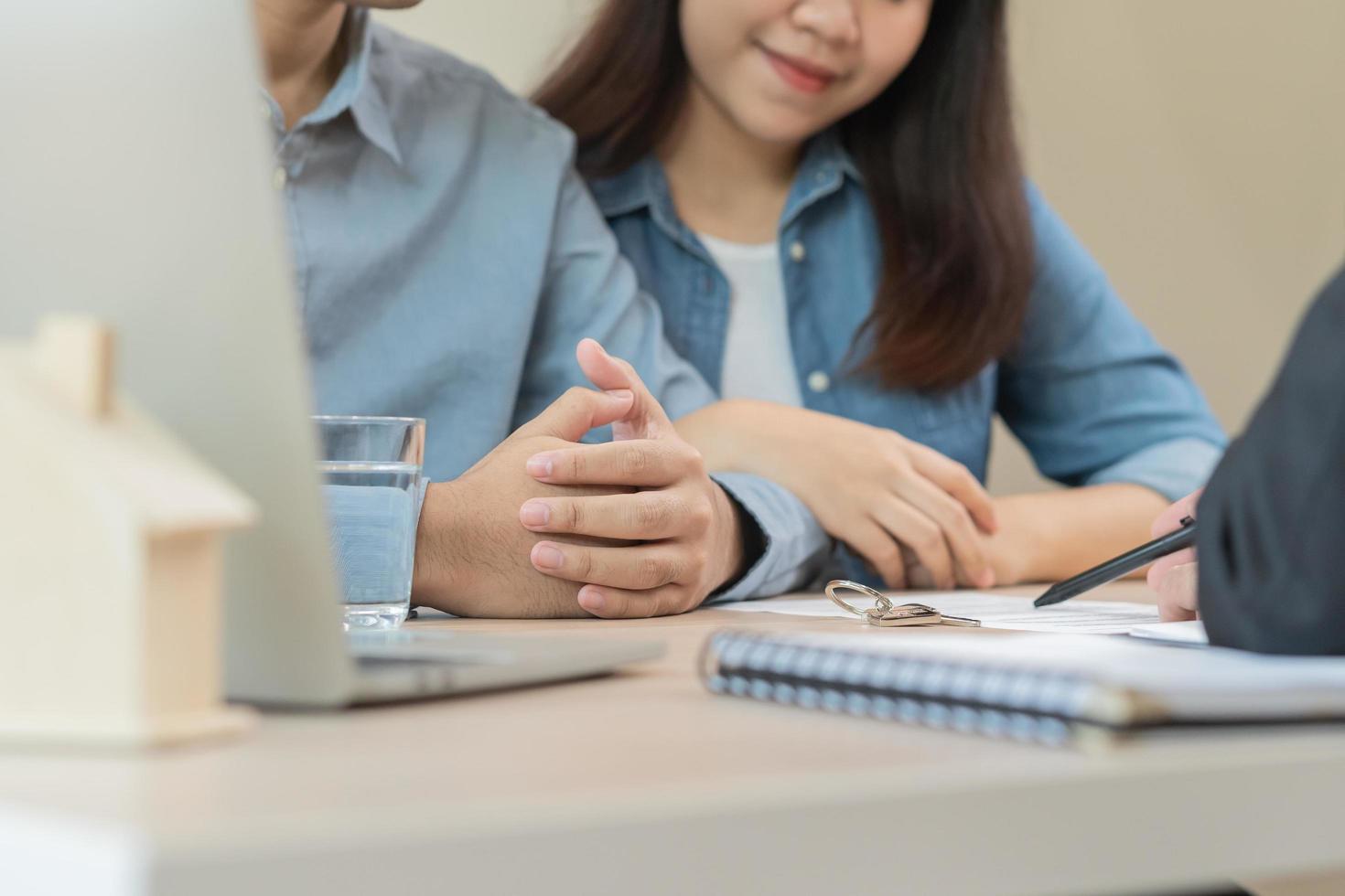 glücklich asiatisch Paar Klient, Mieter Käufer heim, Wohnung, Zeichen Unterschrift Vertrag Vermietung, kaufen. Vermieter, Makler Zustimmung nach Bank genehmigen Hypothek, Darlehen. Agentur Eigentum von Geschäft Personen. foto