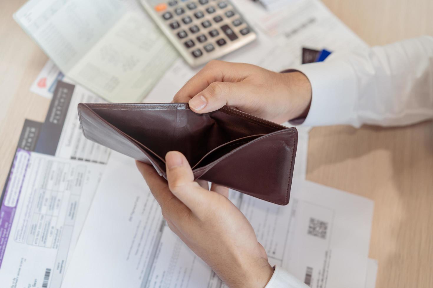 betont, Problem Geschäft Person Mann, männlich halten und öffnen ein leeren Brieftasche nicht haben Geld, Anerkennung Karte, nicht zu Zahlung Rechnung, Darlehen oder Aufwand im zahlen. Konkurs, Pleite und Schuld finanziell Konzept. foto