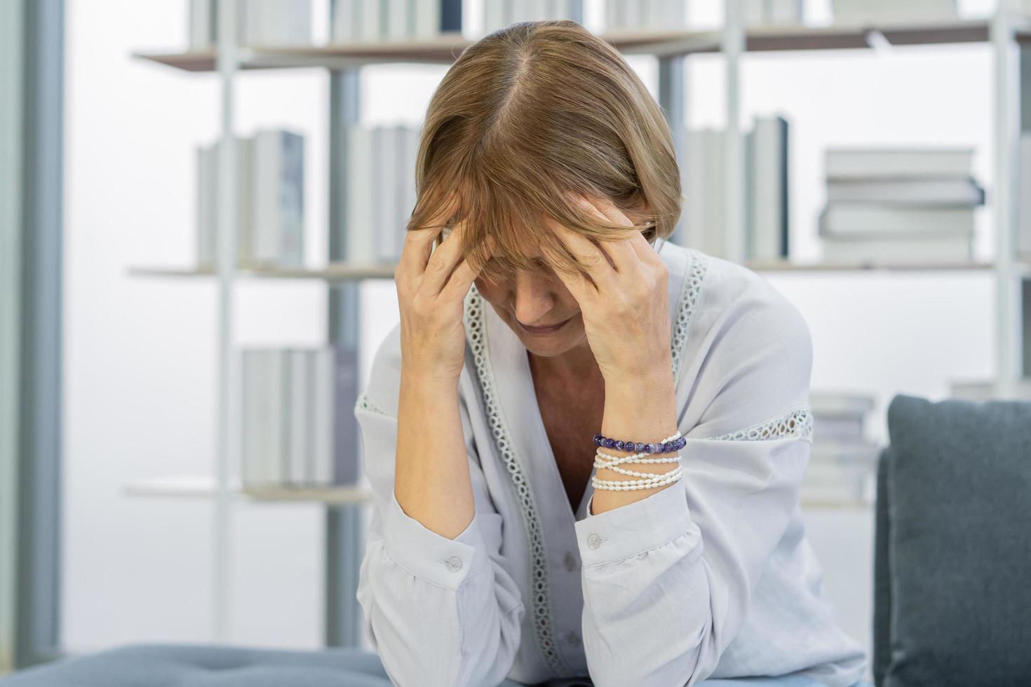 krank, Stress Kaukasier Senior . reifen, Erwachsene Alten Frau, Dame haben Migräne Symptome Kopfschmerzen, Gefühl ungesund, Leiden von Schwindel. Gesundheit Pflege Problem von älter Personen. foto