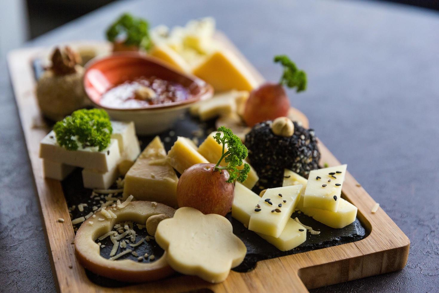 sortiert Käse auf ein hölzern hölzern Tafel foto