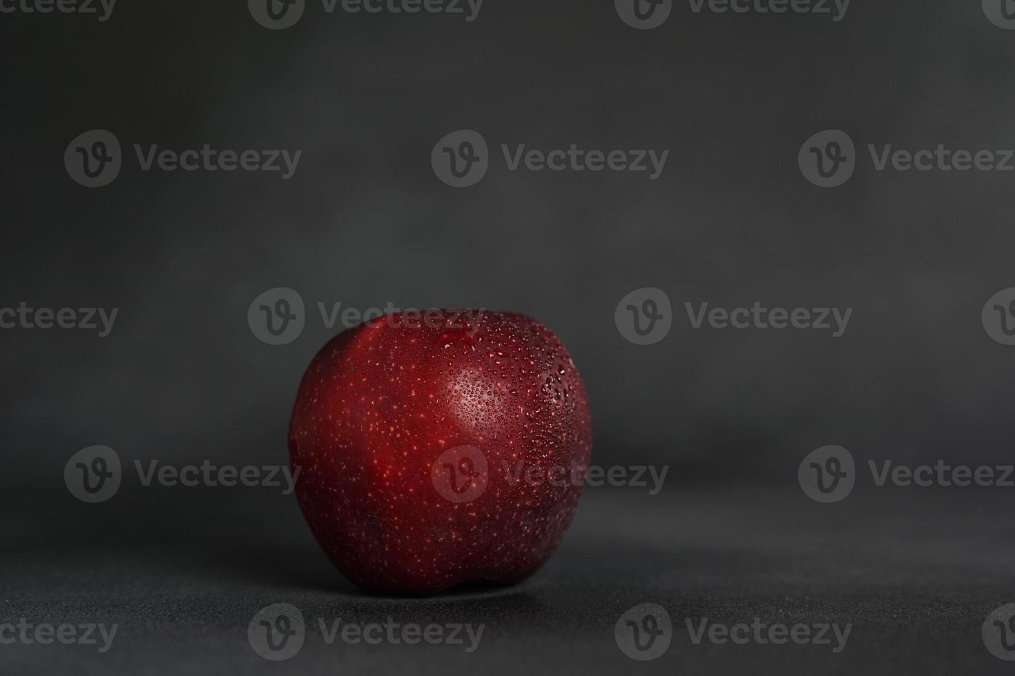 rot saftig Apfel auf ein grau Hintergrund. isolieren. Kopieren Raum. foto