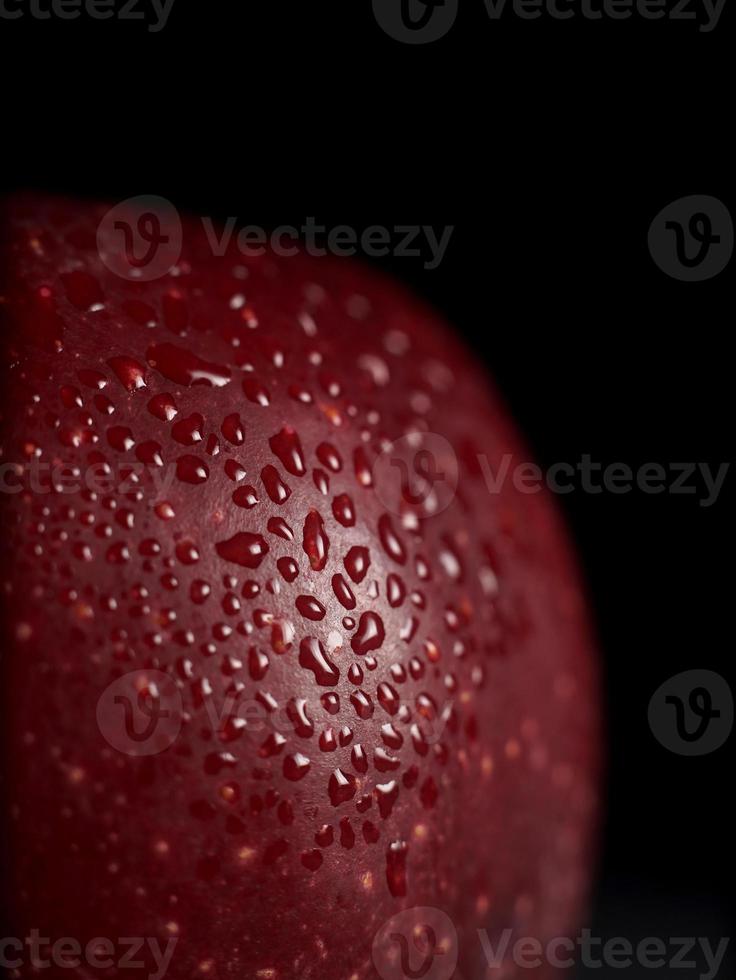 Makro Schuss von rot saftig Apfel mit Tropfen von Wasser auf ein schwarz Hintergrund. isolieren. Kopieren Raum. schließen oben foto