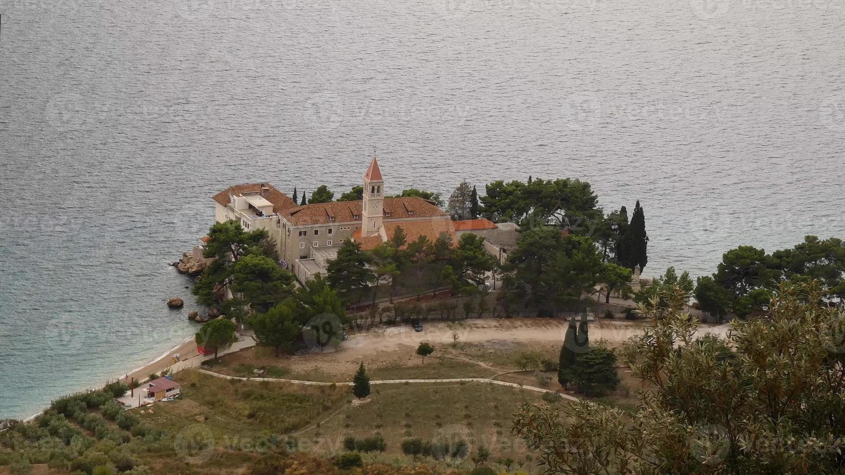 bol auf brac Insel. Kloster auf Kieselstein Strand im bol Sicht, Insel von brac, Archipel von Dalmatien, Kroatien foto