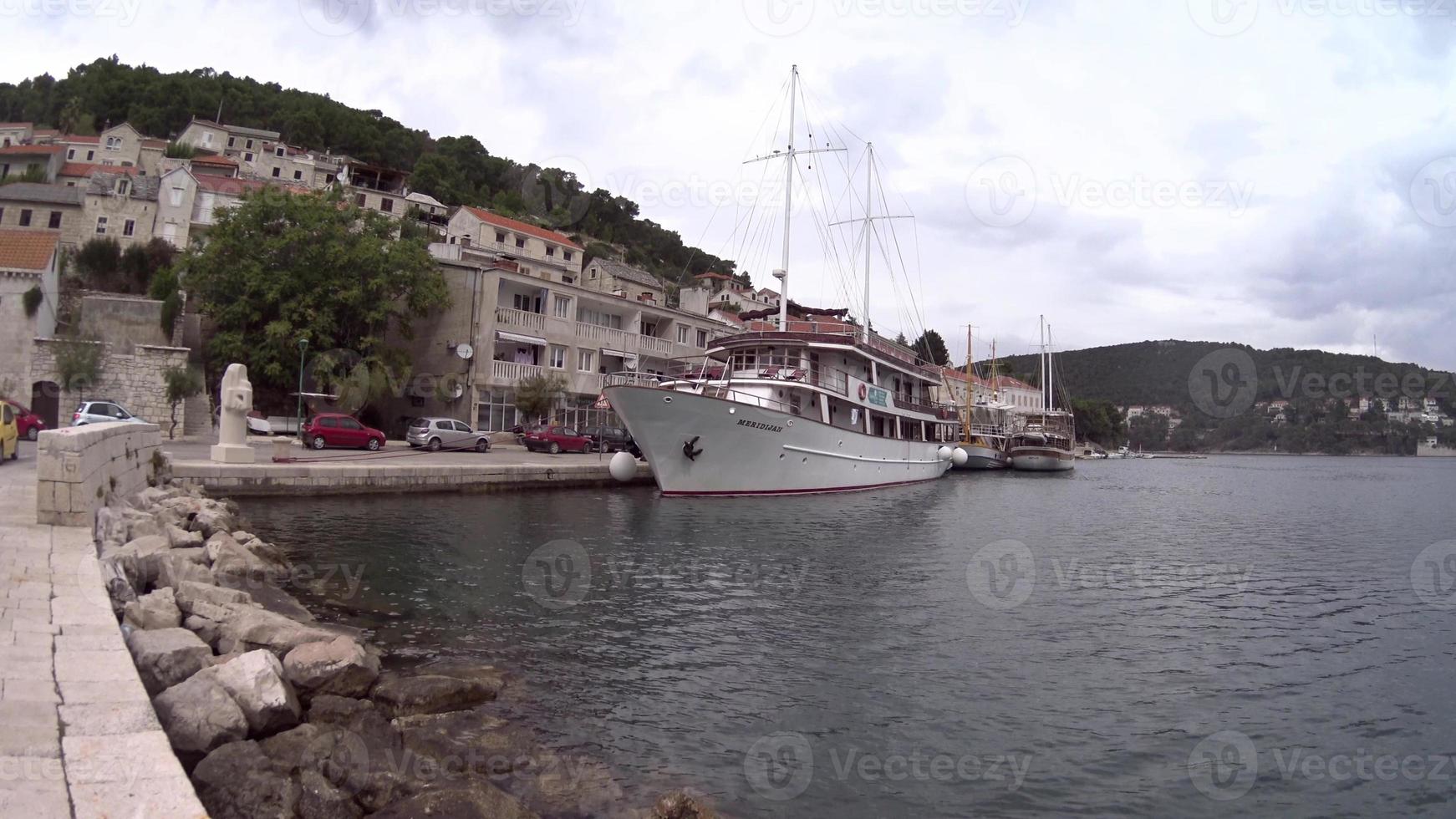 brac Insel, Kroatien. traditionell Boot im das Hafen. Aussicht von das Stadt. foto