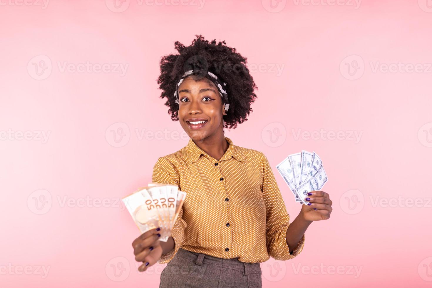 Porträt von ein heiter jung Frau halten Geld. afrikanisch amerikanisch Frau lächelnd und halten Euro und Dollar Bank Anmerkungen, Gefühl glücklich und zufrieden foto
