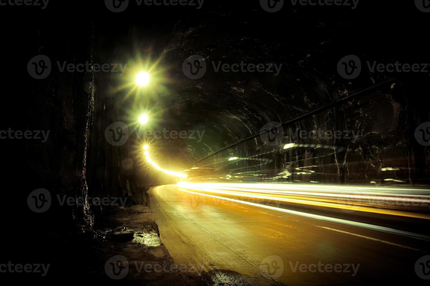 alt dunkel Feuchtigkeit Tunnel mit Licht Wanderwege. foto