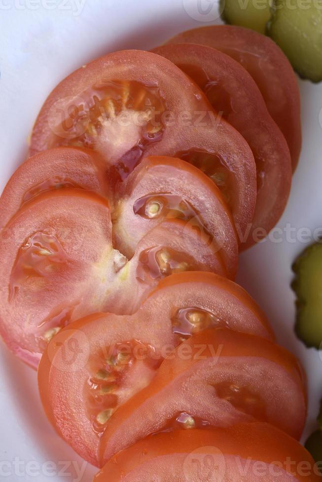 geschnitten Tomaten. Gemüse Füllung. Tomaten im das Küche. foto