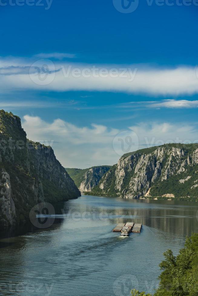 Schiff an der Donauschlucht in Djerdap an der serbisch-rumänischen Grenze foto