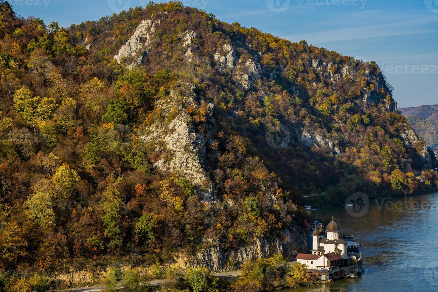 Mraconia-Kloster auf rumänischer Seite der Donau-Djerdap-Schlucht foto