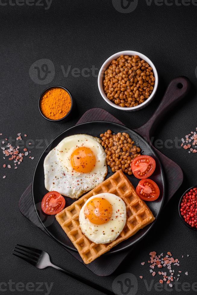 köstlich herzhaft Frühstück bestehend aus von ein gebraten Ei, Belgier Waffel foto