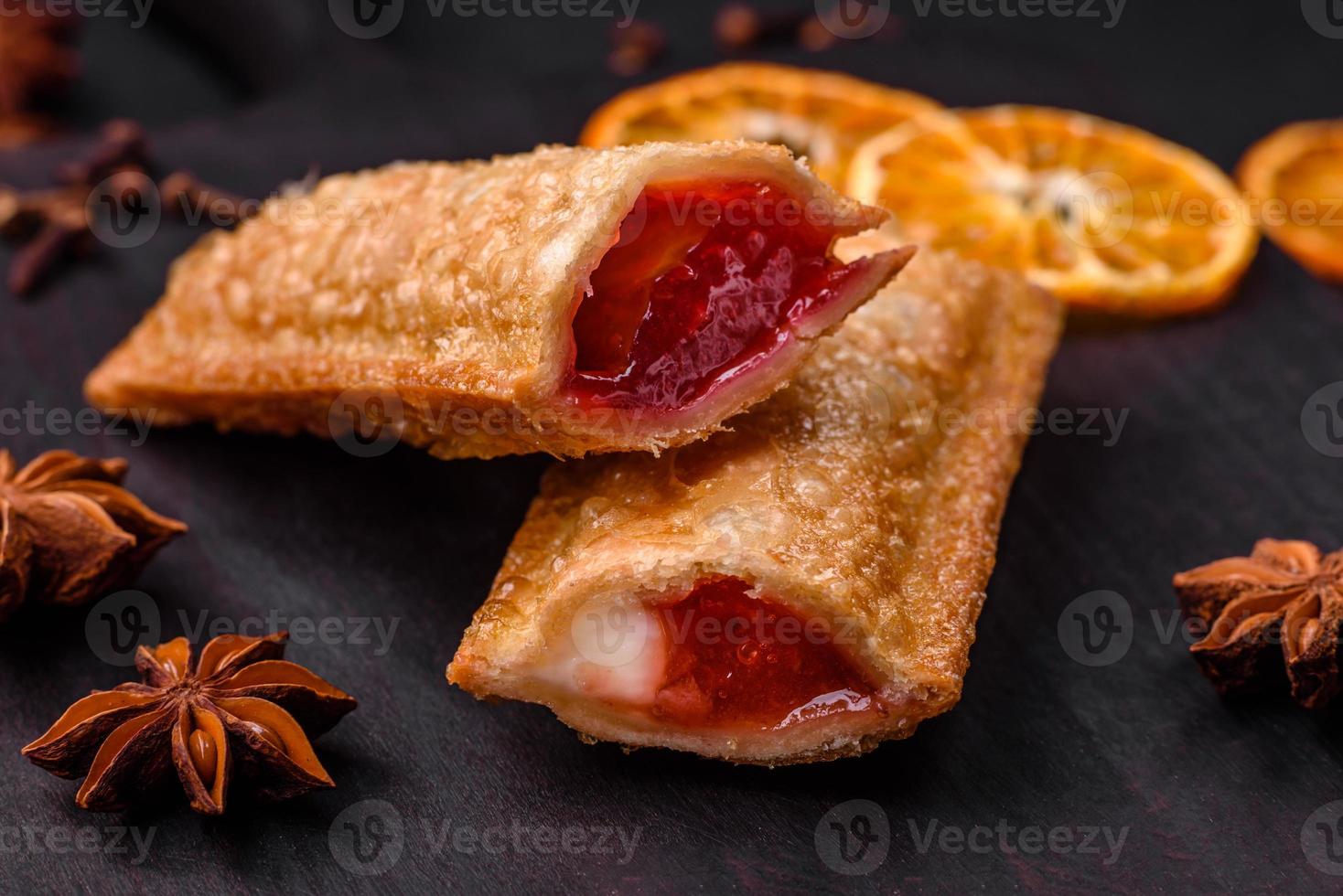 köstlich frisch knusprig Kuchen mit Kirsche Marmelade auf ein hölzern Schneiden Tafel foto