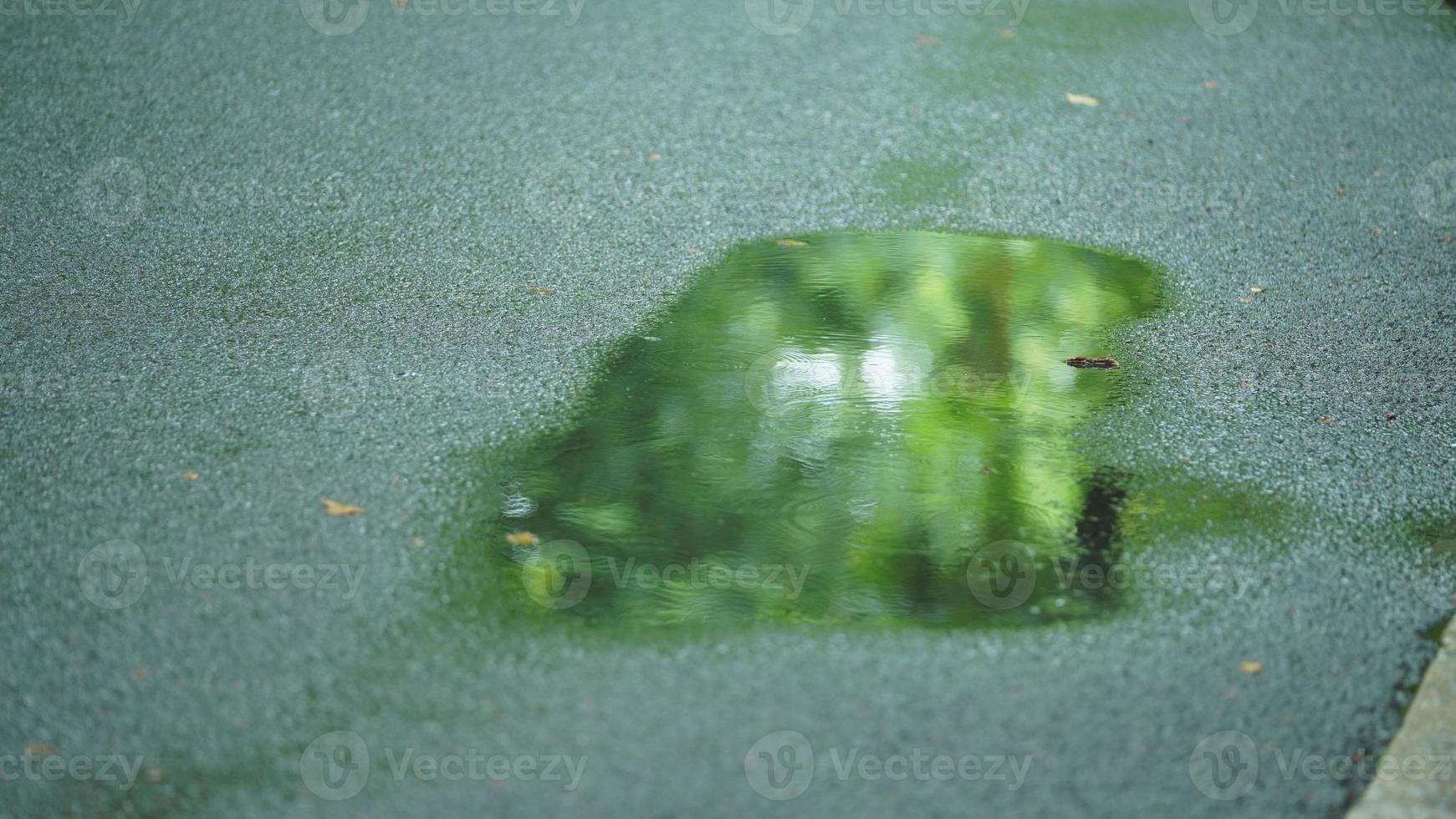 das wenig Wasser Schwimmbad auf das Straße im das Stadt nach das Regen foto