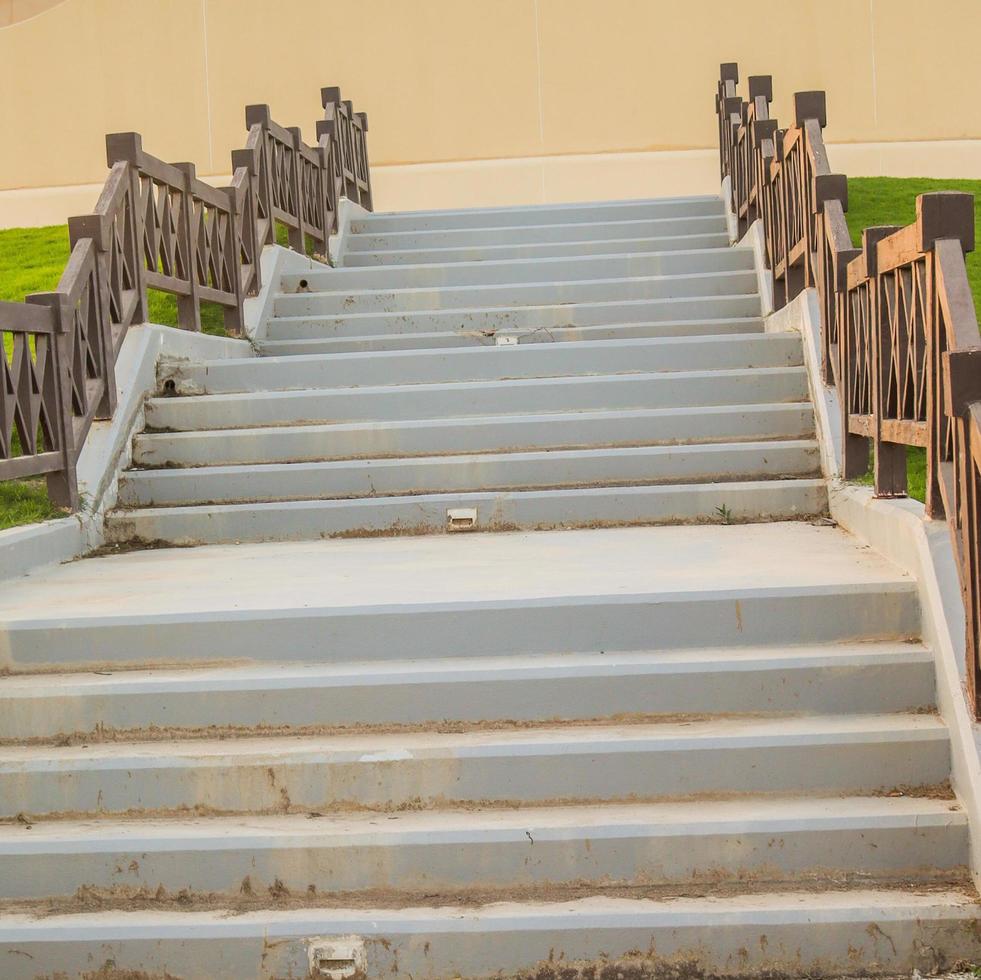 Vorderseite Aussicht von das leeren Beton Treppe mit Holz Geländer. foto