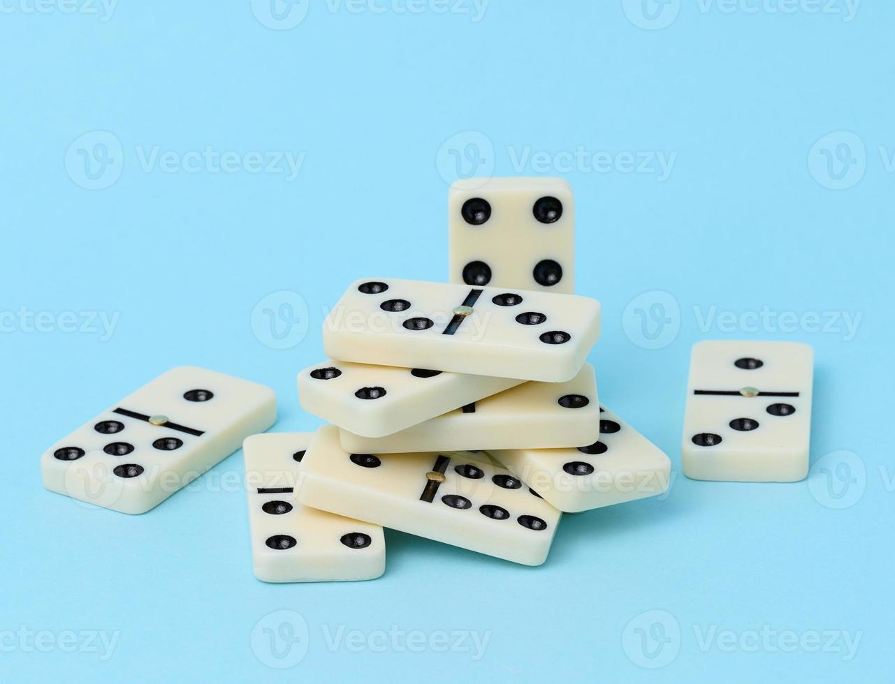 ein Stapel von Domino auf ein Blau Hintergrund, ein intellektuell Spiel foto