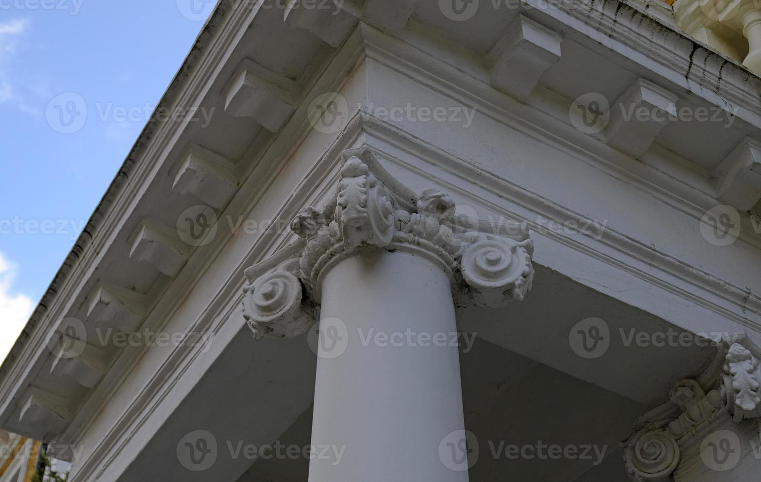 klassisch architektonisch Spalte. Einzelheiten von die Architektur von historisch Konstruktion. Element von Außen Gebäude mit Säulen und Stuck Formen auf Decke von architektonisch Struktur im London, Vereinigtes Königreich. foto