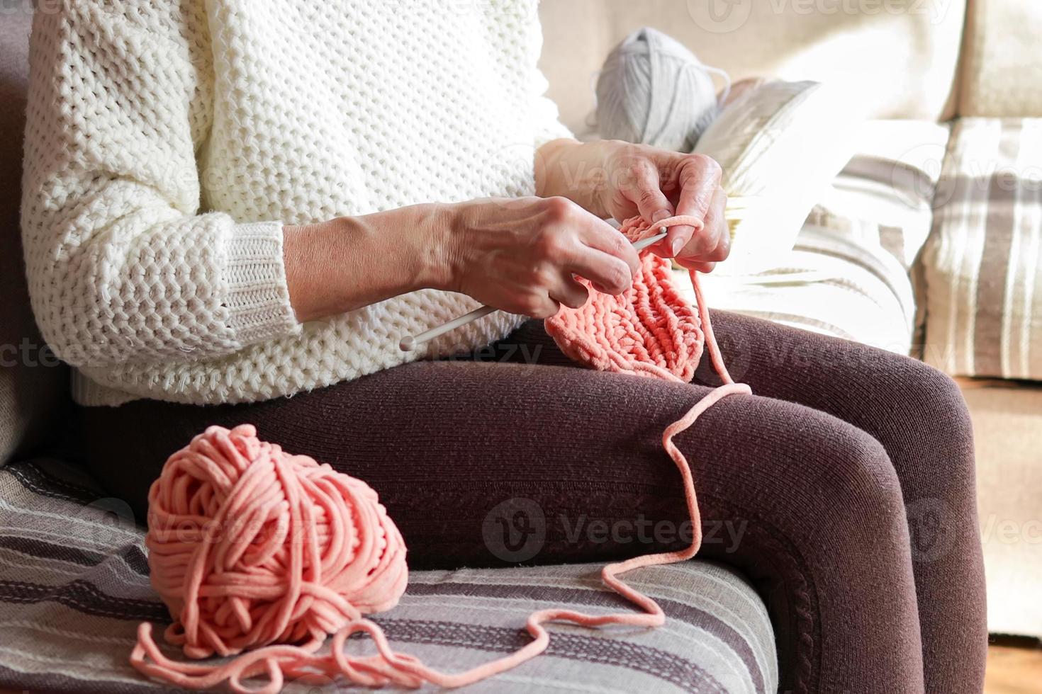 Nahansicht von Damen Hände Stricken ein gemütlich Wolle Artikel.  handgemacht Kleidung. 21174176 Stock-Photo bei Vecteezy