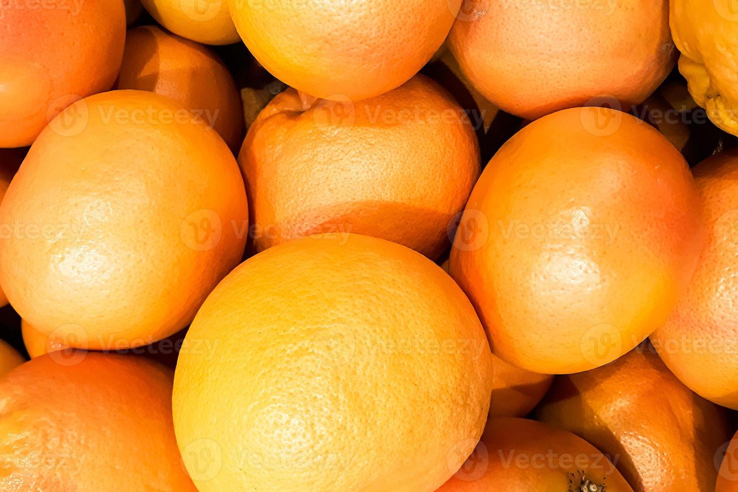 Reife gelbe Mandarinen auf dem Bauernmarkt. Bio-Öko-Lebensmittel. Verkauf von Obst im Supermarkt. foto