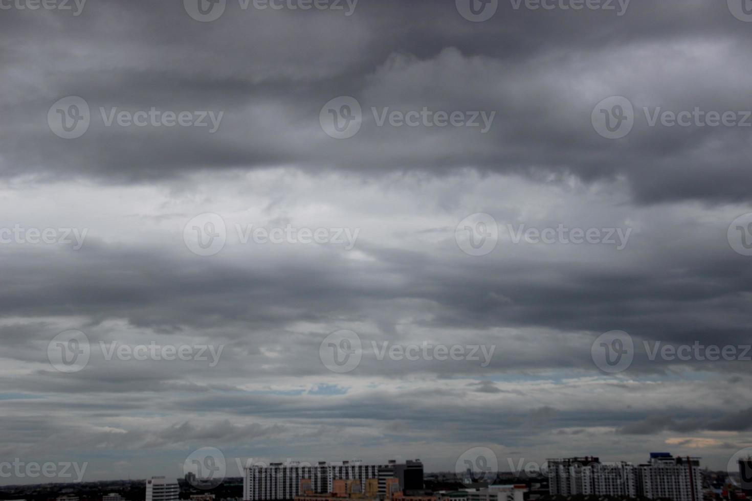 dunkel Blau Wolke und Weiß Blau Himmel Hintergrund und Stadt Abend Zeit mit regnerisch wolkig Zeit foto