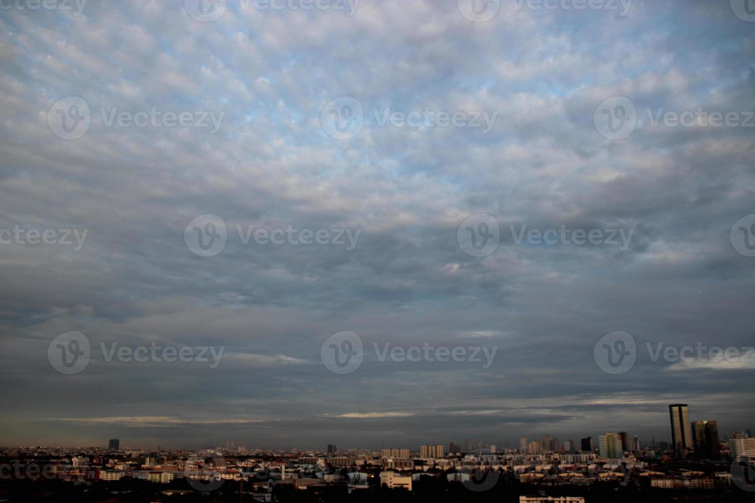 dunkel Blau Wolke und Weiß Blau Himmel Hintergrund und Stadt Abend Zeit mit regnerisch wolkig Zeit foto