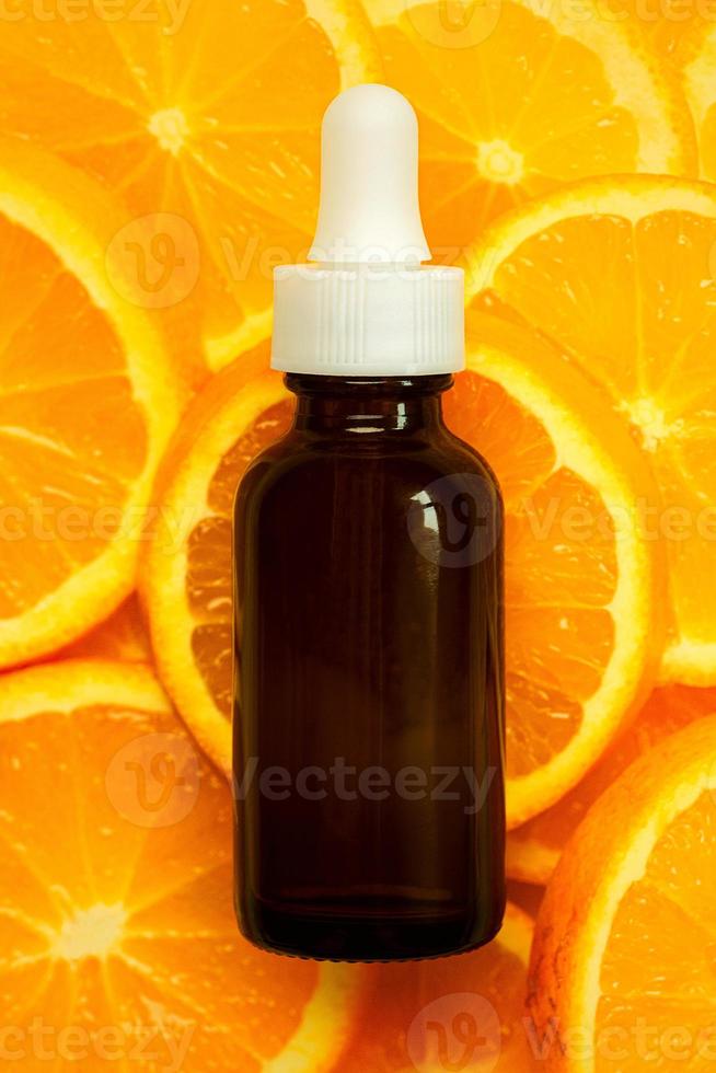 oben Aussicht von kosmetisch Glas Phiole Vitamin c Serum Flasche. Haut Pflege und Schönheit Produkte Konzept foto