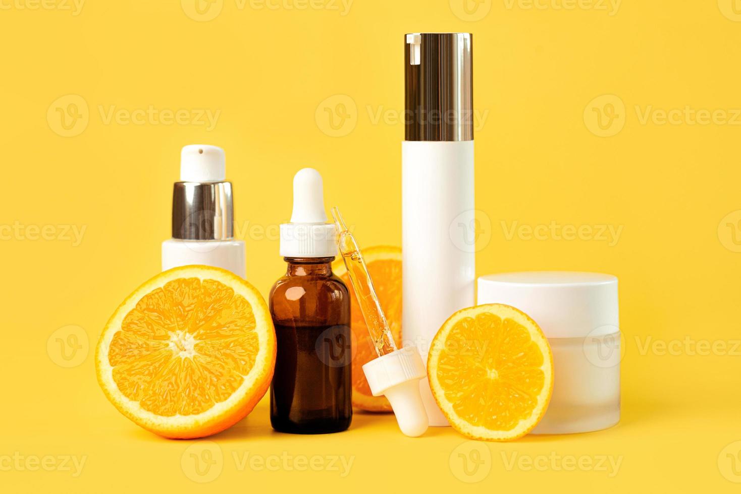 einstellen von Kosmetika zum Haut Pflege und Schönheit mit frisch saftig Orangen. Haut Pflege und Schönheit Produkte Konzept foto