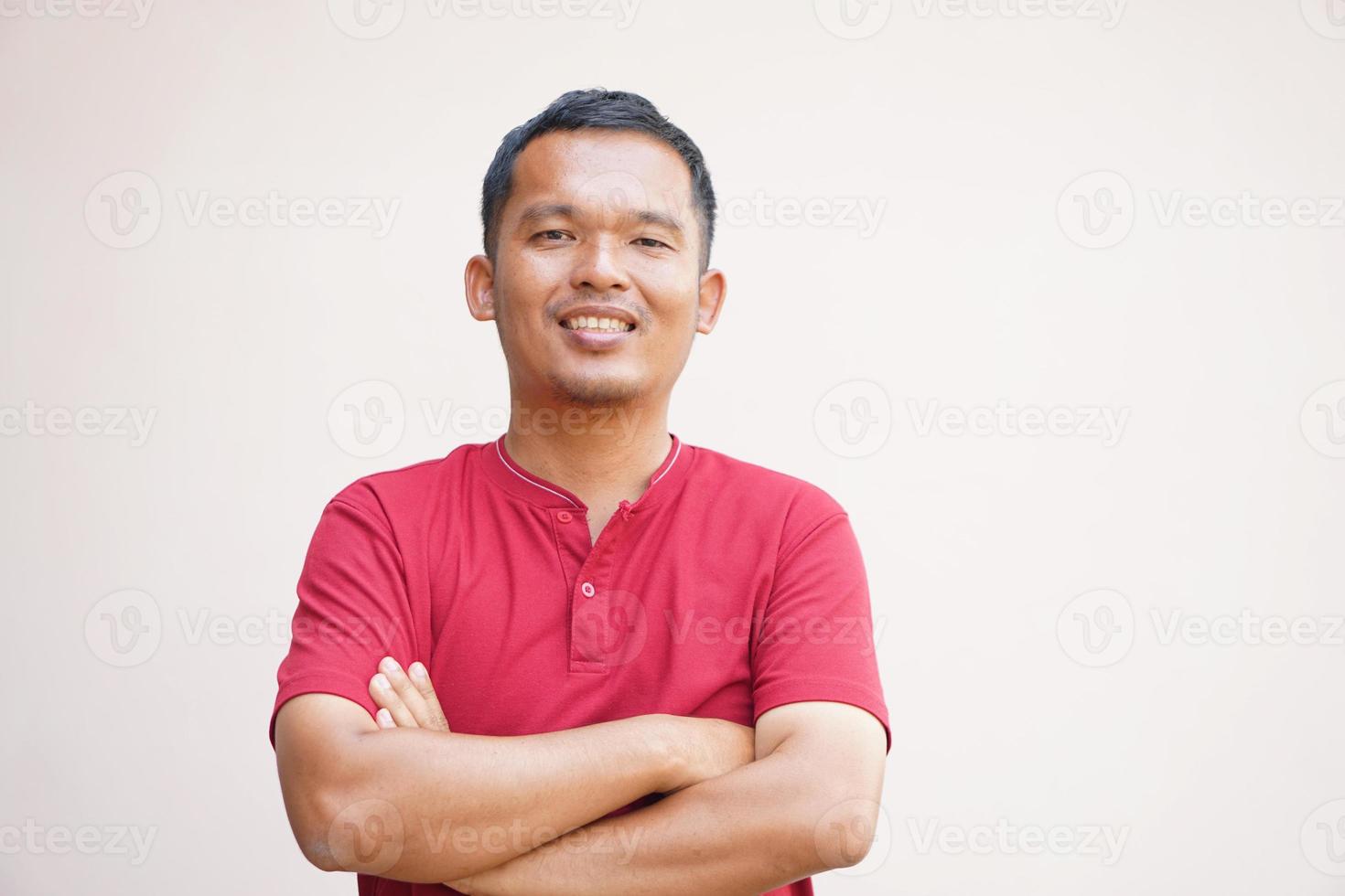 asiatisch Mann lächelnd glücklich erziehen Ihre Hand wie ein Zeichen von in Ordnung foto