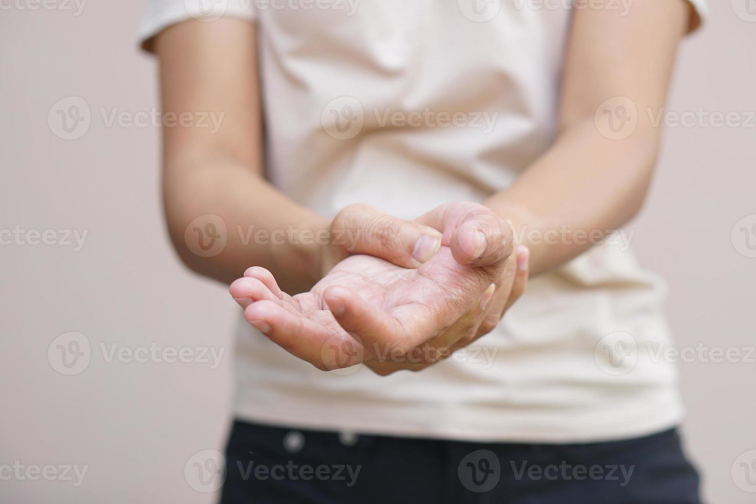 asiatisch Frau haben Hand Taubheit foto