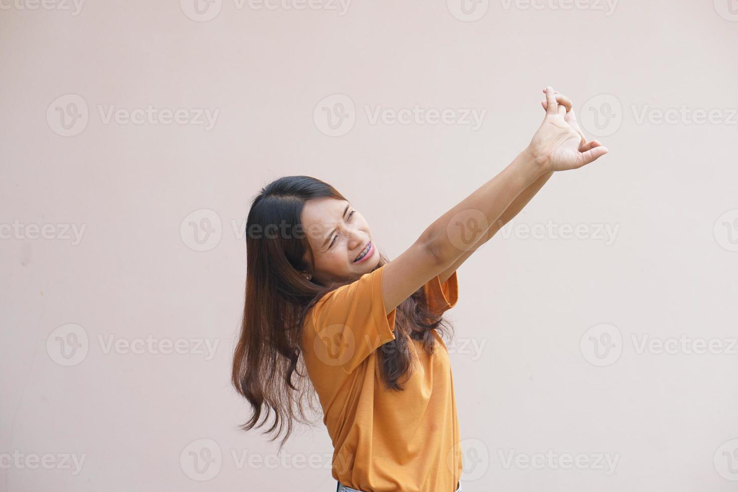 asiatisch Frau Dehnen das Körper zu entspannen das Körper von Sitzung zum ein lange Zeit foto