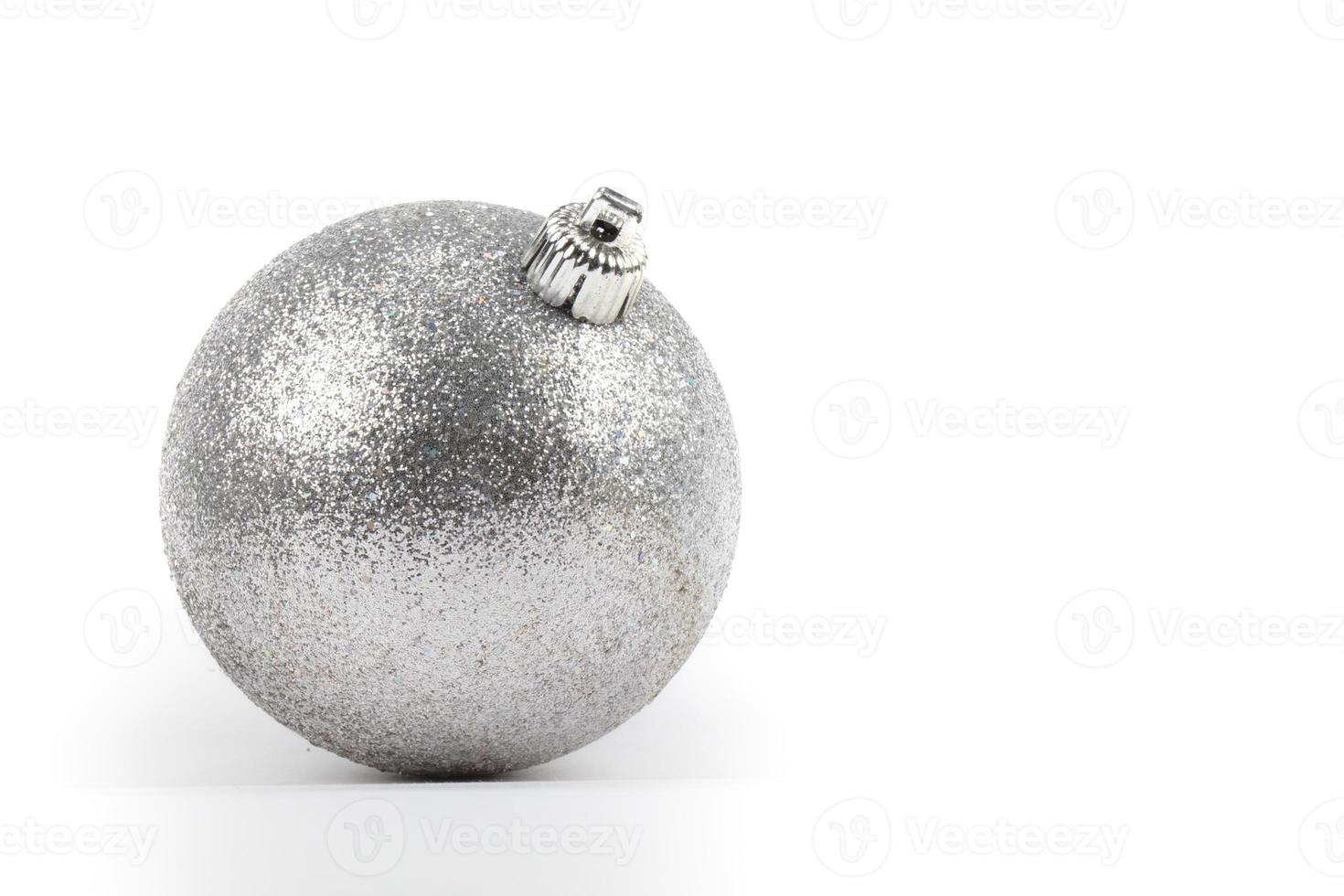 festlich Hintergrund. auf ein grau Hintergrund, ein Silber Weihnachten runden Ball. foto